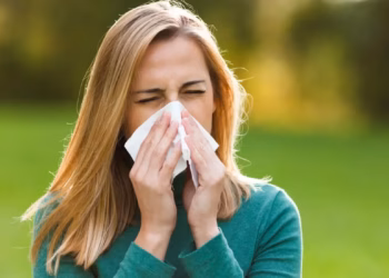 Disa ushqime që ndihmojnë në uljen e teshtitjes, bllokimit të hundës dhe simptomave të alergjisë