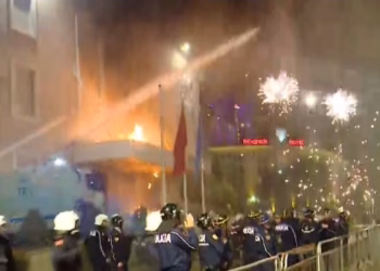 Tensione të forta në protestën e PD-së, hidhen mjete piroteknike pranë Kryeminisitrisë