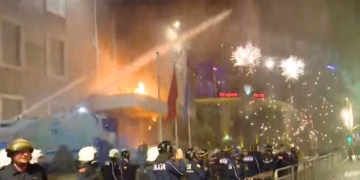 Tensione të forta në protestën e PD-së, hidhen mjete piroteknike pranë Kryeminisitrisë