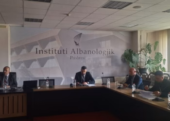 Tryezë për tekstet shkollore të historisë: Ende metoda tradicionale, ka mbingarkesë të fakteve dhe emrave