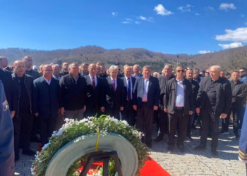 Kosharja bashkon krerët shtetërorë e politikë për homazhe