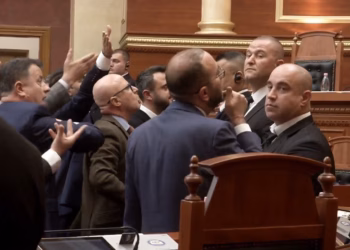 Tensione në Kuvendin e Shqipërisë, ndërpritet seanca pas bllokimit të foltores nga opozita