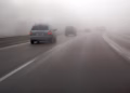 Pesë këshilla si të vozitni kur ka mjegull