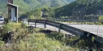 Dy të vdekur e pesë të lënduar nga një aksident në Rrugën e Kombit