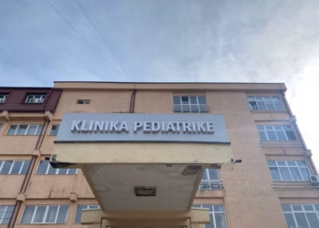 Pesëvjeçari nga Lipjani lirohet nga Pediatria, i jepet nën kujdes QPS-së në Gjakovë