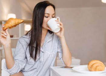 5 gabime në mëngjes që ju bëjnë të keni uri brenda 1 ore