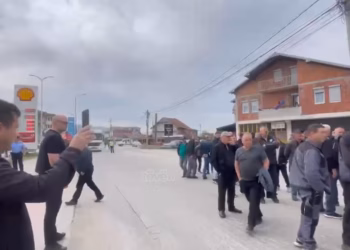 Protestë në Klinë për vonesat në rrugën kryesore, qytetarët ankohen për dëme në biznese