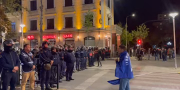 22 të shoqëruar, molotov, gaz lotsjellës e përplasje fizike – Krejt çka ndodhi në protestën e opozitës në Shqipëri