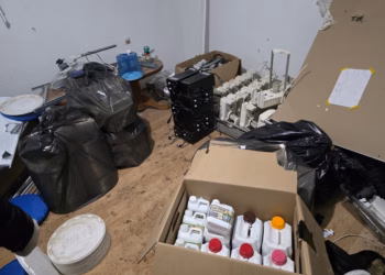 Zbulohet laborator i dyshuar për kultivim të drogës në Prizren, arrestohen dy persona