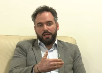 “Qytetarëve po u mungon alternativa” – Emir Abrashi flet për TËVË1 si kryetar i ri i AKR-së
