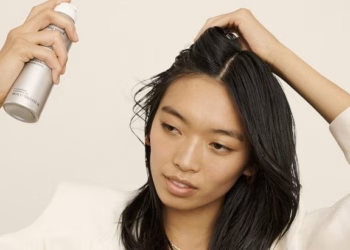 Shampoja e thatë mund të jetë e rrezikshme për flokët, ja pse nuk duhet ta përdorni shpesh!