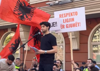 “Ne flasim shqip”, me protestë studentët shqiptarë kërkojnë provime në gjuhën amtare në Shkup