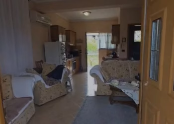 U fut për të vjedhur, hajni gjendet i vdekur brenda shtëpisë në Fier – i ngeci trupi në dritare