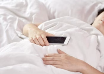 Pse nuk duhet të flini me telefon pranë trupit