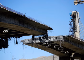 Sulmet ajrore izraelite godasin linja hekurudhore dhe ura në të gjithë Iranin