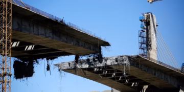 Sulmet ajrore izraelite godasin linja hekurudhore dhe ura në të gjithë Iranin