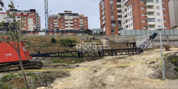 Rrëzohet vinçi në lagjen “Arbëria”, lëndohet një punëtor