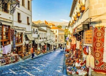 Kosovarët, turistët kryesorë në Shqipëri, përbëjnë 41% të totalit të hyrjeve