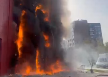 Zjarri në pallatin në Tiranë, ushtria ndërhyn me heliokopter për shuarjen e flakëve