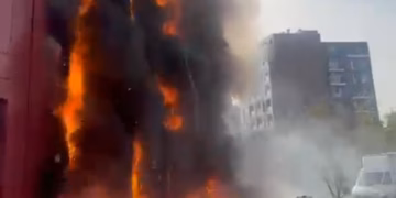 Zjarri në pallatin në Tiranë, ushtria ndërhyn me heliokopter për shuarjen e flakëve