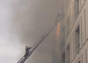 Shtatë persona të asfiksuar nga zjarri në Tiranë, dërgohen në urgjencën e QSUT