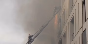 Shtatë persona të asfiksuar nga zjarri në Tiranë, dërgohen në urgjencën e QSUT