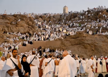Rreth 1.8 milionë besimtarë nisen drejt malit Arafat në ditën kulmore të Haxhit