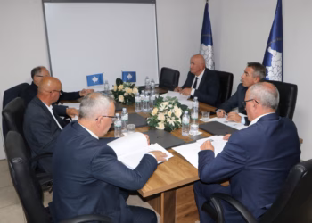 Komunat paralajmërojnë dërgimin në Kushtetuese të Rregullores së Qeverisë për pranimin në shërbimin civil
