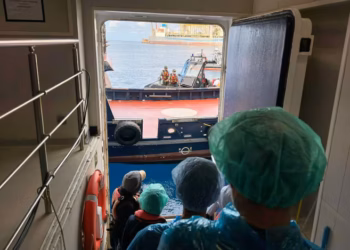 Anija turistike e prekur nga Hantavirusi mbërrin në portin spanjoll, ndërsa nis evakuimi