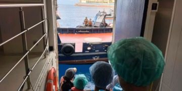 Anija turistike e prekur nga Hantavirusi mbërrin në portin spanjoll, ndërsa nis evakuimi