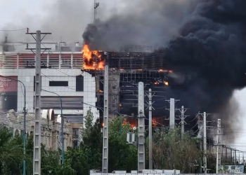 Arrin në 11 numri i të vdekurve nga zjarri në kompleksin tregtar në Iran