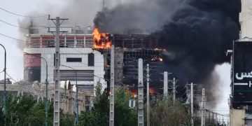 Arrin në 11 numri i të vdekurve nga zjarri në kompleksin tregtar në Iran