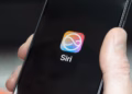 Apple pranon të paguajë 250 mln si dëmshpërblim për blerësit e iPhone për vonesën e Siri-t me AI – ja si të përfitoni nga pagesa