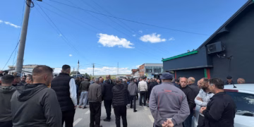 Përleshje fizike mes policëve dhe banorëve protestues të fshatit Besi – shkak, mos lejimi i bllokadës së rrugës