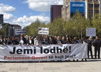 ‘Jemi lodhë’ – punëtorët e sektorit privat protestojnë për të drejtat e tyre në 1 Maj