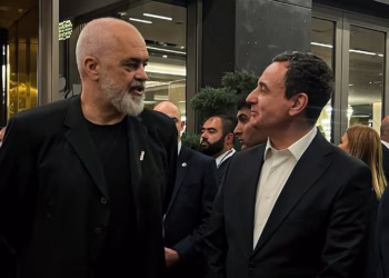 Kurti jep detaje nga darka e Samitit të EPC në Jerevan, publikon foto edhe me Edi Rama