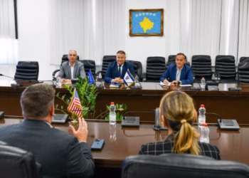 Drejtori i Policisë së Kosovës takon përfaqësuesit e DEA-s, diskutohen iniciativa për bashkëpunim