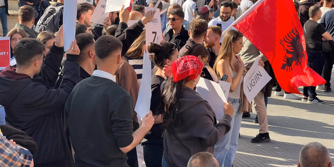 Arrijnë studentët shqiptarë nga RMV dhe rajoni, nis protesta në Shkup