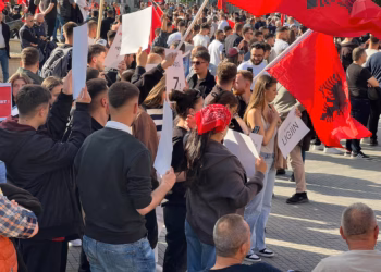 Arrijnë studentët shqiptarë nga RMV dhe rajoni, nis protesta në Shkup