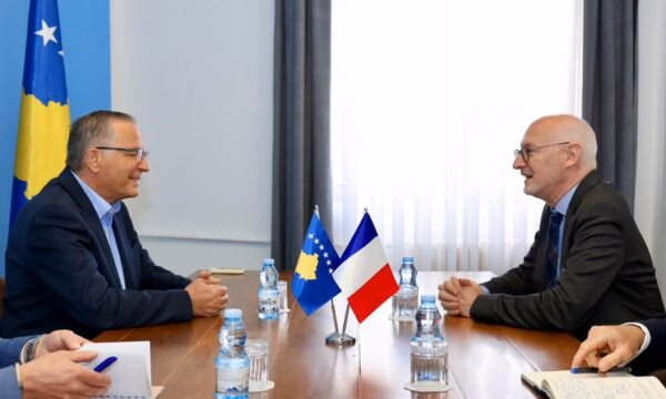 Hamza pret në takim ambasadorin francez, flasin për përgatitjet drejt zgjedhjeve të 7 qershorit