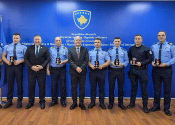Tetë zyrtarë policorë nderohen me medalje për shpëtim jete