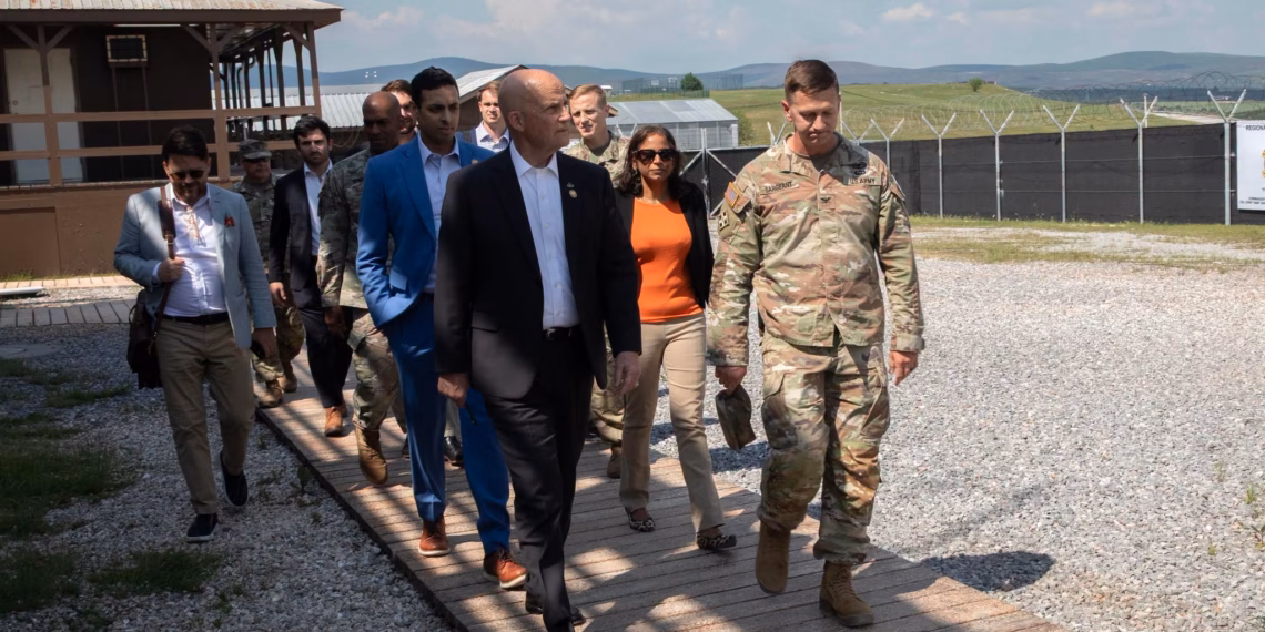 Prattipati mirëpret në Kosovë delegacionin e Kongresit Amerikan në kampin Bondsteel