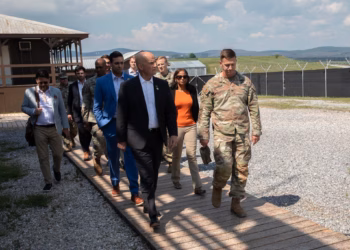 Prattipati mirëpret në Kosovë delegacionin e Kongresit Amerikan në kampin Bondsteel