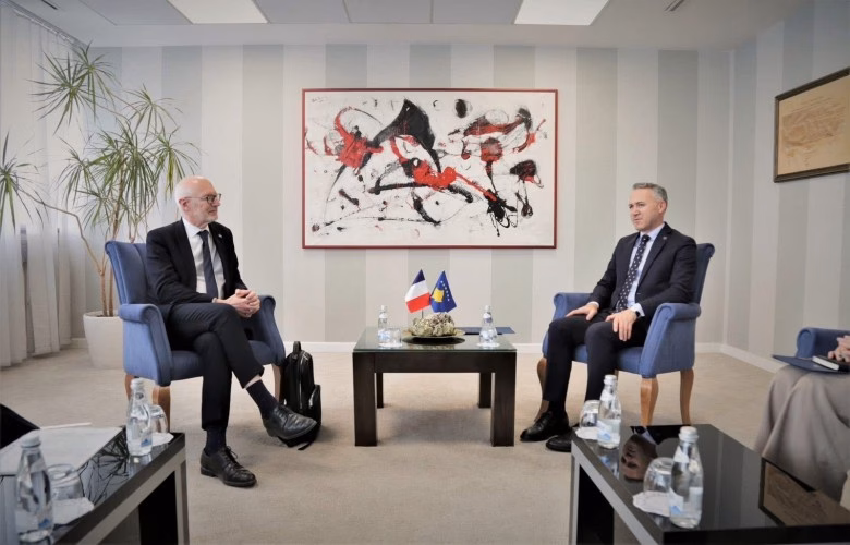 Zulfaj takoi ambasadorin e Francës në Kosovë