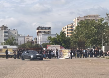 “Ku është drejtësia?”, protestë në Durrës pas aksidentit tragjik ku humbën jetën dy të mitur