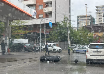 ​Aksidenti mes motoçikletës dhe një veture në Prishtinë, një i lënduar