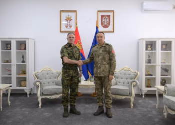 ​Komandanti i KFOR-it takohet me shefin e Forcave të Armatosura të Serbisë
