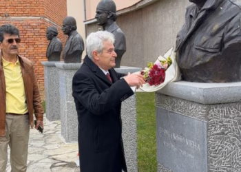 Ali Ahmeti nderon Tahir dhe Nebih Mehën në 45-vjetorin e rënies heroike