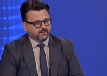 Konjufca ironizoi me termin “frizerkat”, Mustafa: Një përfaqësues shteti s’duhet të përdorë këtë gjuhë
