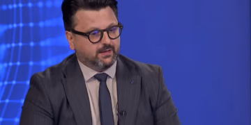 Konjufca ironizoi me termin “frizerkat”, Mustafa: Një përfaqësues shteti s’duhet të përdorë këtë gjuhë
